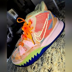 RARE Size 5.5 Kyrie 7 Mid Nikes